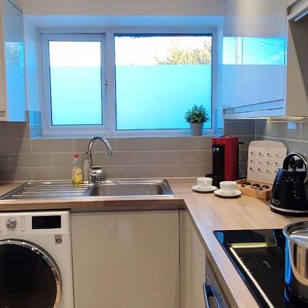Comfortable 1 Bed Flat With Air Con Borehamwood Exterior photo